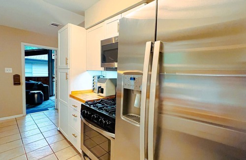 East Congress Maison | Extended Stay! 2br 1ba + Office & Enclosed Patio
