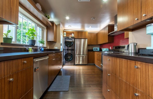 Belmont Heights Maison | Extended stay Family home - sun room, private deck, chefs kitchen 5 min to beach
