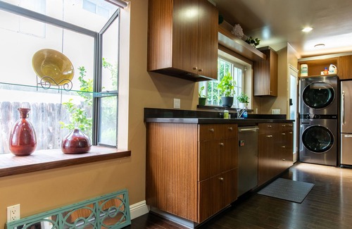 Belmont Heights Maison | Extended stay Family home - sun room, private deck, chefs kitchen 5 min to beach