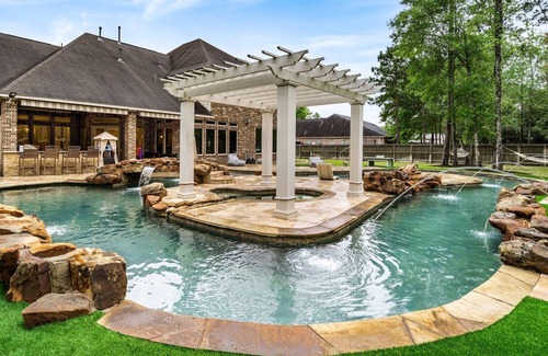 Spring Maison | Your own personal oasis. Lazy River, 9 holes of mini golf, basketball court and tons more