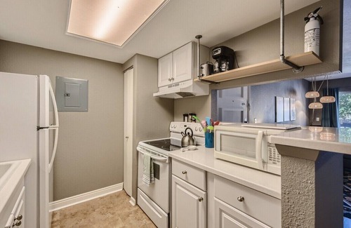 Aurora Highlands Copropriété | Extended Stay Rental with Pool and Patio
