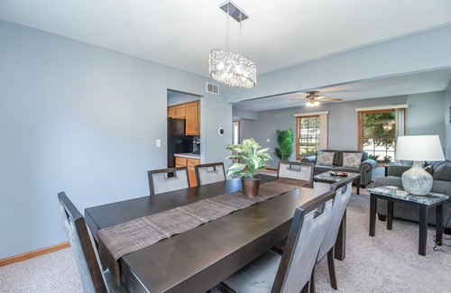 Woodridge Maison | *Extended Stay* Woodridge FHS Rental