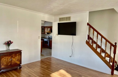 Champaign Maison | Extra clean home-free parking & Wi-Fi/self-check-in