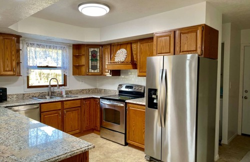 Champaign Maison | Extra clean home-free parking & Wi-Fi/self-check-in