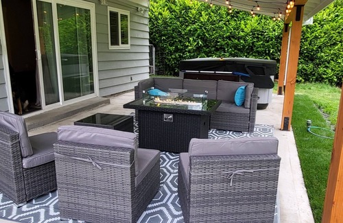 Port Angeles East Maison | Eye-catching Home and Yard w/ Luxurious Hot Tub, Patio, and Private Trail Access