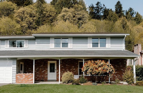 Port Angeles East Maison | Eye-catching Home and Yard w/ Luxurious Hot Tub, Patio, and Private Trail Access