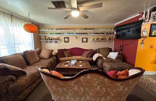 Lawton Maison | EZ 1 mile to Fort Sill! Pumpkin Cottage sleeps 9, grills, firepit, laundry