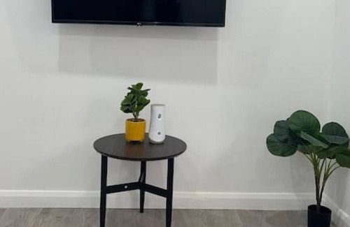 Redbridge Appartement | F#1, 690 Cranbrook · 1Bed Stunning Apt | Free Parking | Private Garden