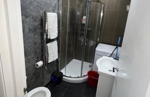 Redbridge Appartement | F#1, 690 Cranbrook · 1Bed Stunning Apt | Free Parking | Private Garden