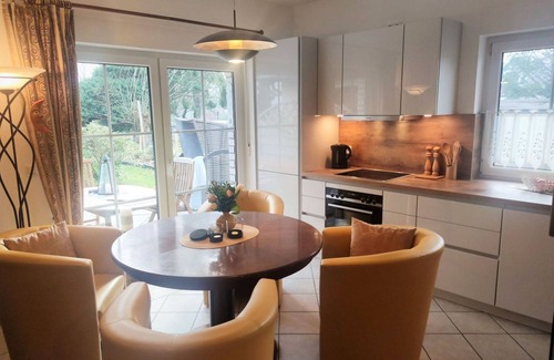 Lietzow Appartement | F-1064 Rhododendronblüte - Ferienwohnung Rhododendronblüte F-1064 Wohnung 01