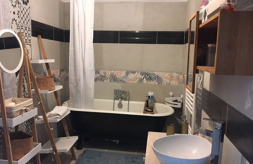 La Souterraine Lit Et Petit-Déjeuner | F1 meublé 50 M2 - 1 pce + sdb wc +cuisine + jardin + grand couloir rangement