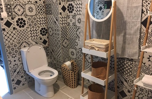 La Souterraine Lit Et Petit-Déjeuner | F1 meublé 50 M2 - 1 pce + sdb wc +cuisine + jardin + grand couloir rangement