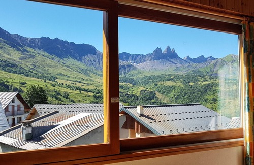 Albiez-Montrond Appartement | F1 mezzanine 5 personnes maximum - Lumineux - Vue sur les Aiguilles d'Arves