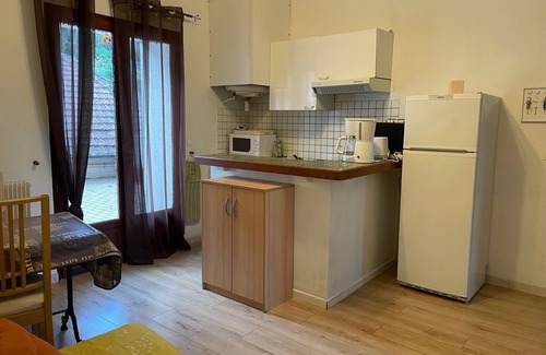 Lamalou-les-Bains Appartement | F2 premier étage G, Terrasse , Calme , Familial à 200 m de la cure
