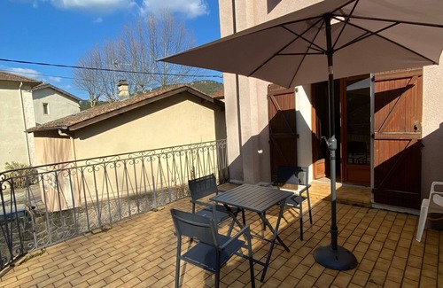 Lamalou-les-Bains Appartement | F2 premier étage G, Terrasse , Calme , Familial à 200 m de la cure
