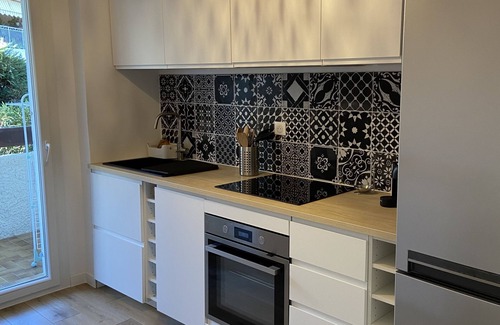 Saint-Cyr-sur-Mer Appartement | F2 totalement rénové, Rez de jardin, parking sécurisé, proche plage et commerces