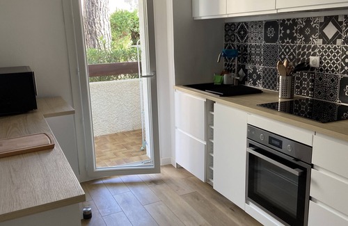 Saint-Cyr-sur-Mer Appartement | F2 totalement rénové, Rez de jardin, parking sécurisé, proche plage et commerces