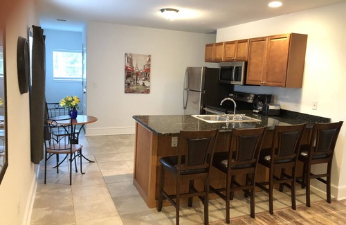 Lincolnville Appartement | Ville - Piscine - 5 min à pied de St George Street - 3BR - Immaculée - Cour arrière