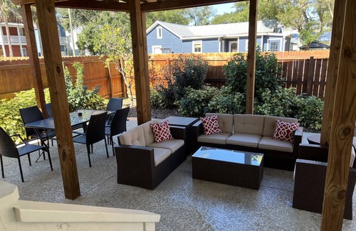Lincolnville Appartement | Ville - Piscine - 5 min à pied de St George Street - 3BR - Immaculée - Cour arrière
