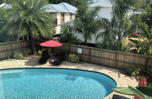 Lincolnville Appartement | Ville - Piscine - 5 min à pied de St George Street - 3BR - Immaculée - Cour arrière