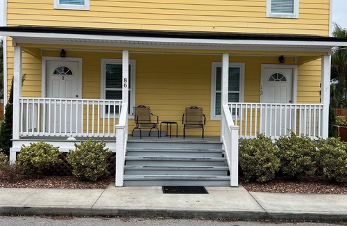 Lincolnville Appartement | Ville - Piscine - 5 min à pied de St George Street - 3BR - Immaculée - Cour arrière