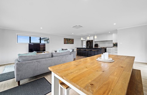 Richmond Downs Maison | Fab Family Getaway - Waihi Beach Holiday Home