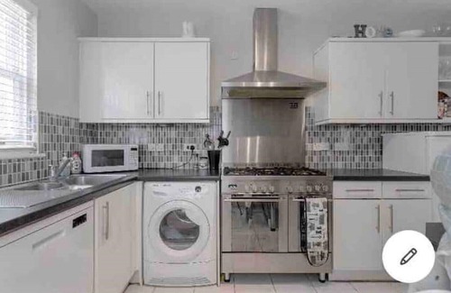 Mile End Maison | Fab family home next to Victoria Park and close to the City, Mile End