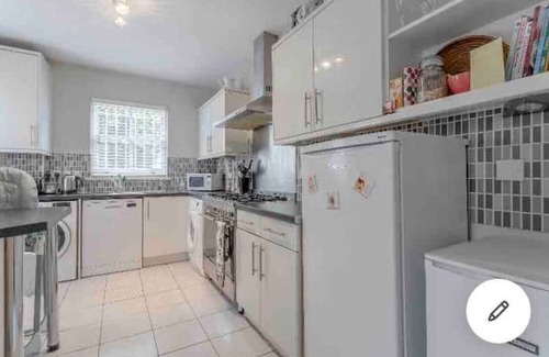 Mile End Maison | Fab family home next to Victoria Park and close to the City, Mile End