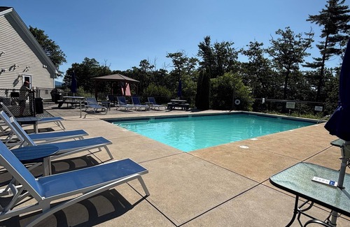 Weirs Beach Maison | Fabulous 3-bedroom Weirs Beach Village home in Laconia.
