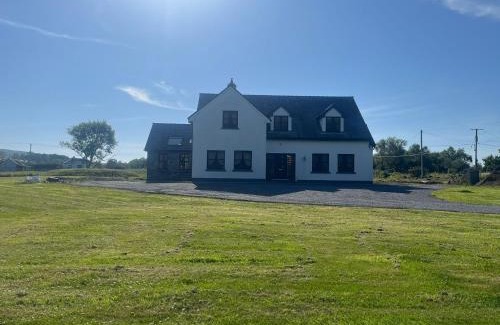 Oughterard Maison | Fabulous 4 Bedroom House, Gateway to Connemara