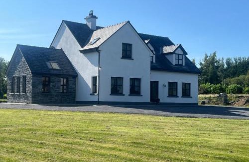Oughterard Maison | Fabulous 4 Bedroom House, Gateway to Connemara