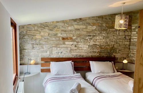 Muchelney Maison | Fabulous Barn with Private Hot Tub, Pool