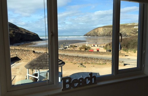 Mawgan Porth Appartement | Fabulous Beach Pad à seulement 20 pas de la plage de Mawgan Porth, (RÉDUCTIONS D'ÉTÉ)