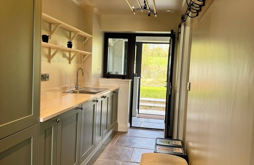 Broad Hinton Maison | Fabulous Countryside Modern Retreat with Stunning Views and Log Burners