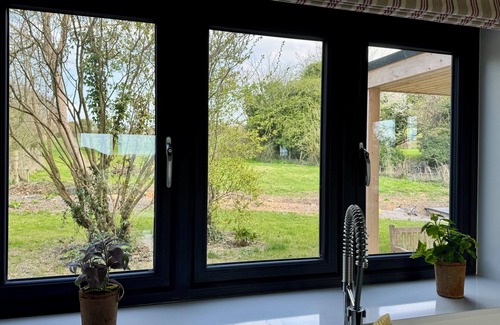 Broad Hinton Maison | Fabulous Countryside Modern Retreat with Stunning Views and Log Burners