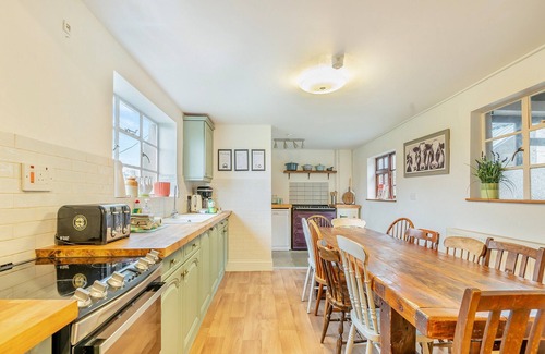 Westbury-on-Severn Cottage | Fabulous grade 11 farm house perfect for larger groups of family or friends with a private hot tub.