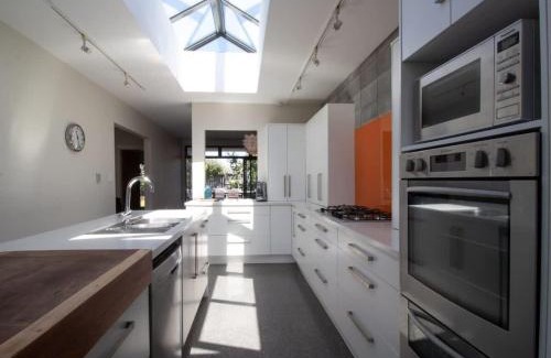 Fitzroy Maison | Fabulous In Fitzroy - seconds to Fitzroy Beach