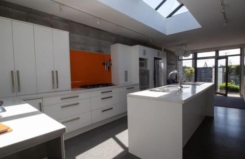 Fitzroy Maison | Fabulous In Fitzroy - seconds to Fitzroy Beach