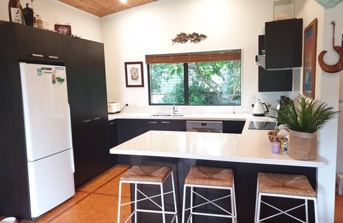 Whangapoua Maison | Fabulous kiwi bach 2min walk from beach