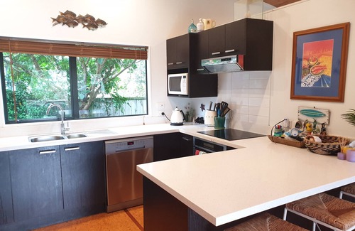 Whangapoua Maison | Fabulous kiwi bach 2min walk from beach