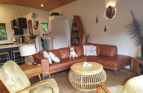 Whangapoua Maison | Fabulous kiwi bach 2min walk from beach