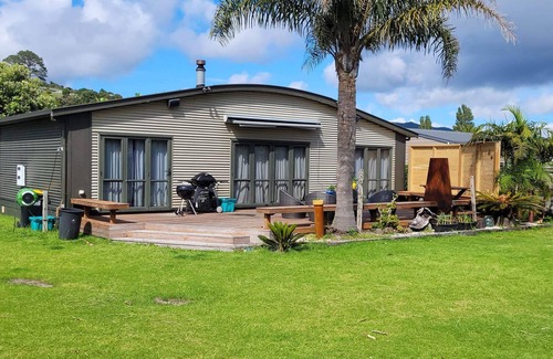 Whangapoua Maison | Fabulous kiwi bach 2min walk from beach
