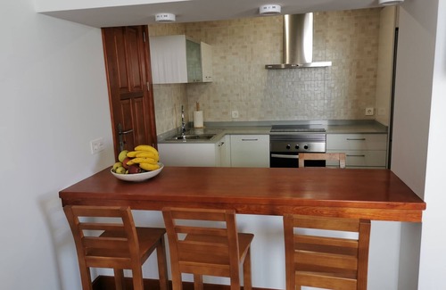Teguise Villa | Fabuleuse villa de deux chambres avec terrasses, piscine et jacuzzi chauffés.