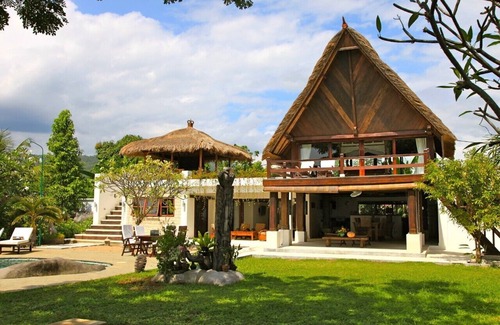 Dencarik Villa | Droit fabuleuse villa sur la plage avec une grande piscine, jardin tropical et le personnel