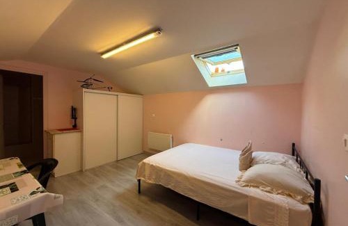 Roanne Maison | Face à la gare - Chambre 8
