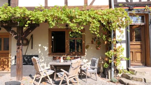 Laucha Maison | Fachwerkhaus mit rustikalem Weinkeller und Garten, ganze Unterkunft, gute Lage