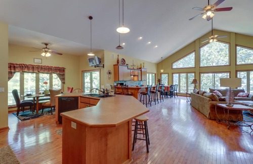 Fairfield Bay Maison | Fairfield Bay Retreat with Fireplaces and Lake Access