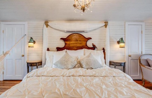 Belmont Maison | Fairytale Loft Suite 1 bed, 1 bath Luxury Apartment in Downtown Belmont