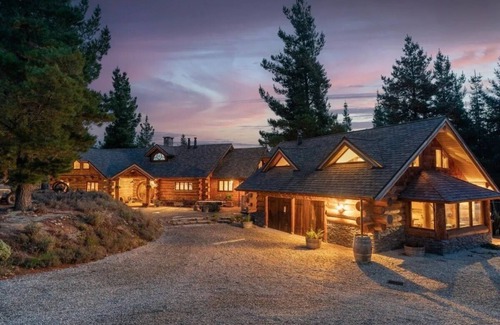Alexandra Cabine | Fairytale Log Cabin with Hot Tub at Homewood Forest Retreat