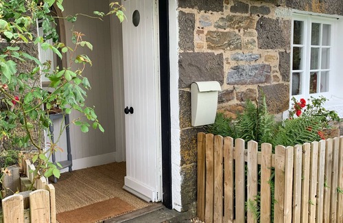 Glen Lyon Cottage | Conte de fées au toit de chaume Highland Cottage